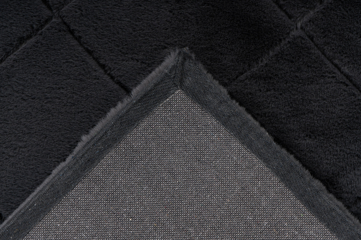 Velvet Grid grafiet vloerkleed - Houseofambiance